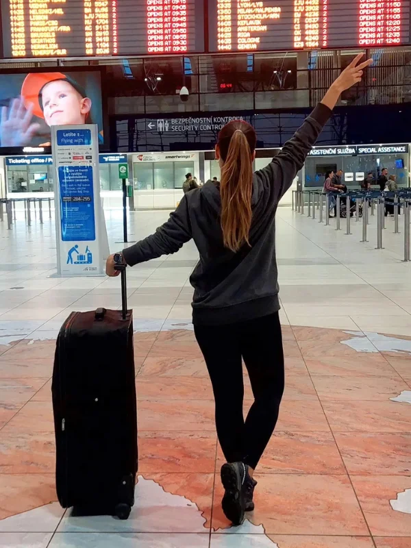 Niky s kufrem na letišti – odlet do Holandska, který změnil všechno