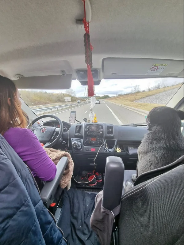 Niky a Bruno v autě – začátek jejich společného života na cestách