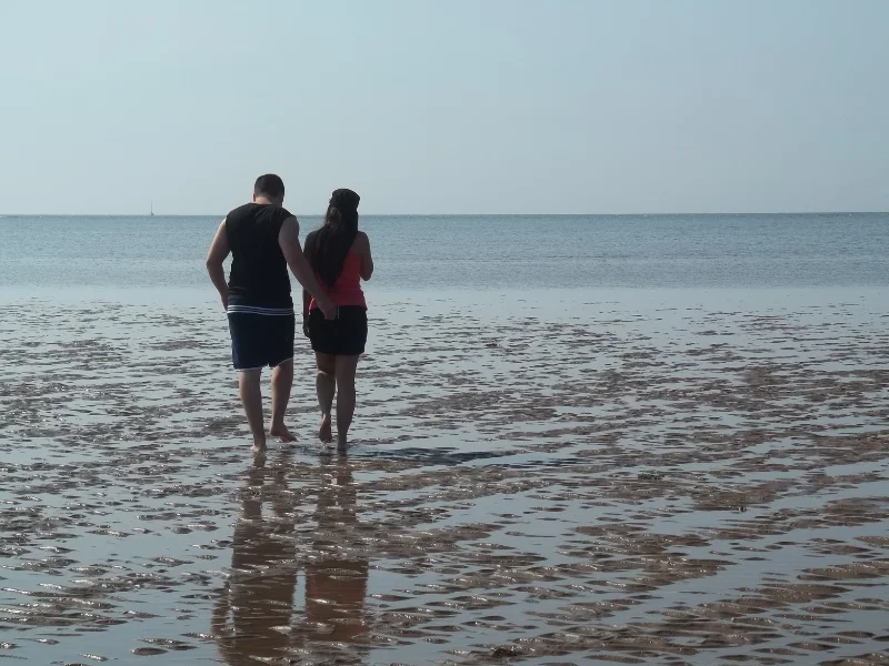 Niky s manželem na pláži – chvíle, když ještě nevěděli, že jejich cesty půjdou jinam