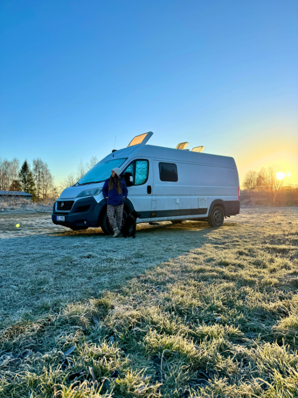 Niky s Brunem u dodávky Dory – jejich domov na kolech