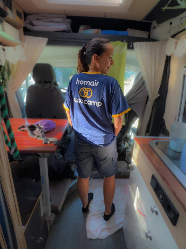 Niky při sezónní práci v kempu – tak si financuje život na cestách