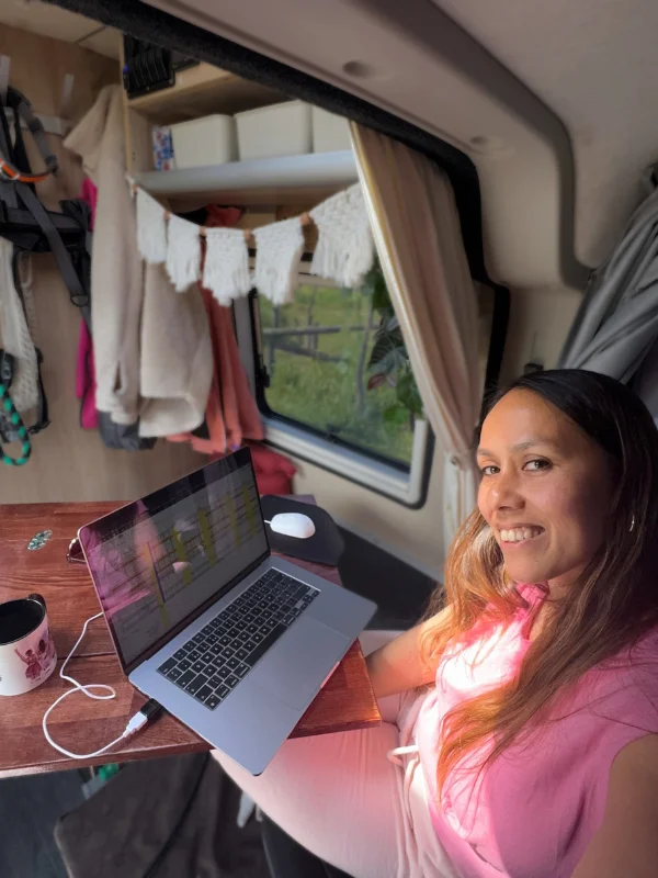 Niky pracuje v dodávce na notebooku – pomalu si buduje práci na dálku