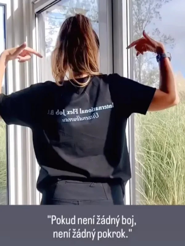 Niky v pracovním tričku agentury při své první práci v Holandsku