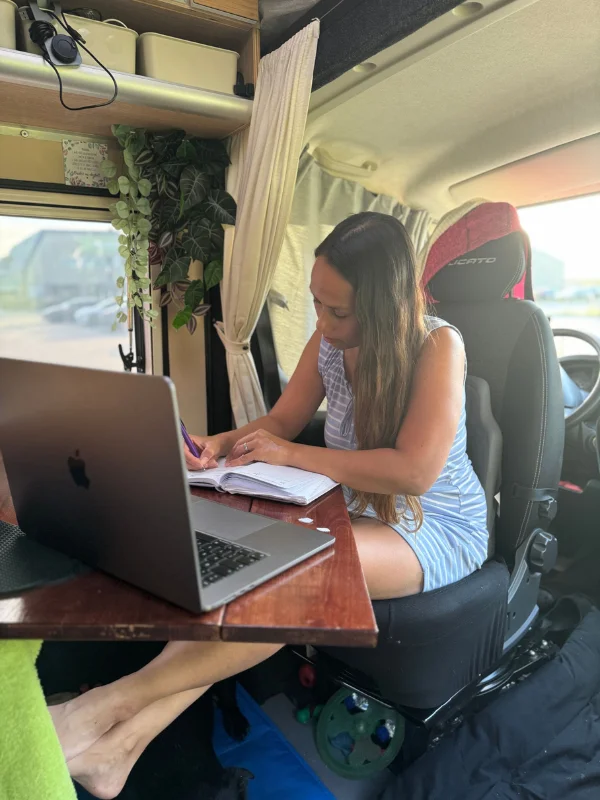 Práce na notebooku z dodávky – směr, kterým se Niky chce vydat