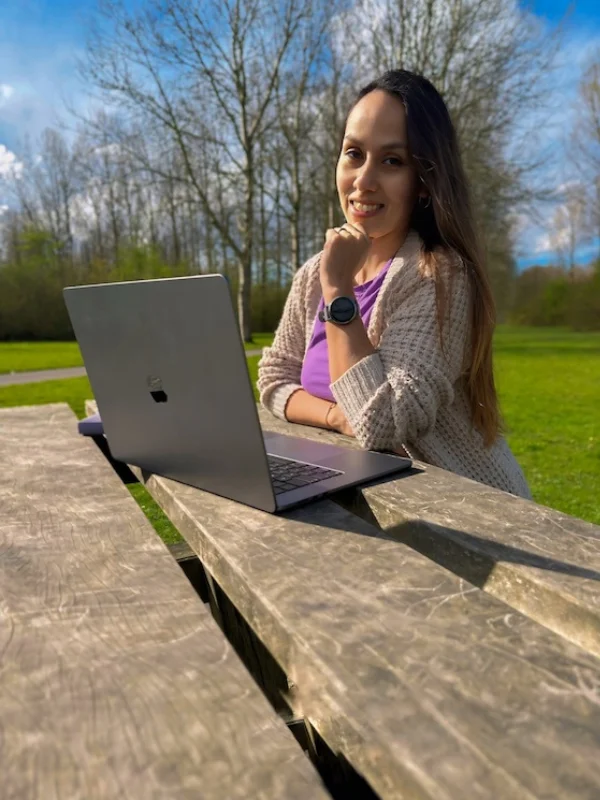 Niky při tvorbě webových stránek pro malé podnikatele na notebooku