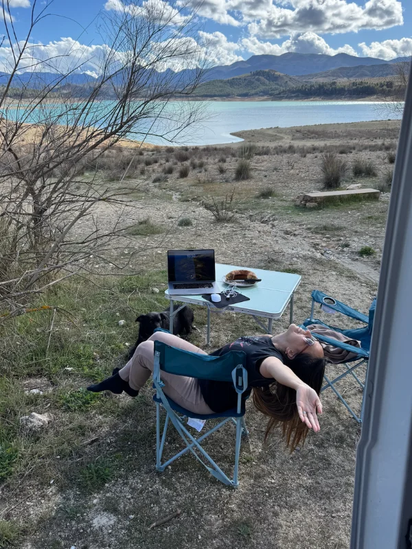 Niky píše texty pro weby venku u jezera – práce odkudkoliv na světě