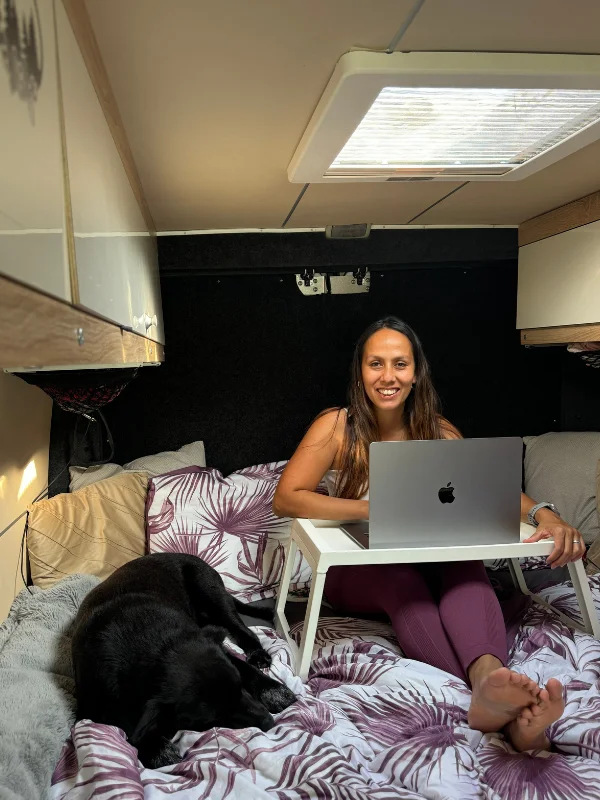 Niky s Brunem při tvorbě newsletterů z obytné dodávky