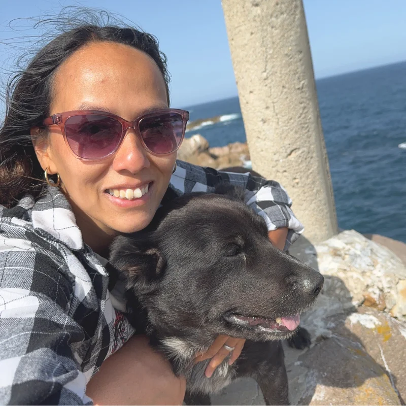 Niky s Brunem na útesu v Portugalsku během života na cestách