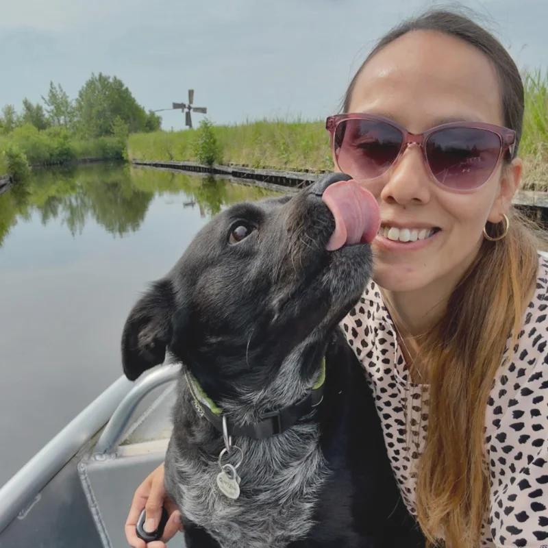 Niky s Brunem na loďce v Holandsku během sezónní práce a cestování