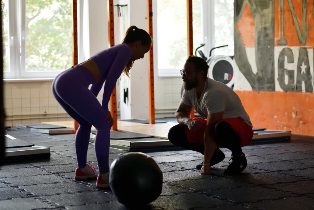 Niky s kamarádem osobním trenérem – intenzivní trénink ve fitku jako únik od reality těsně před odjezdem do Holandska