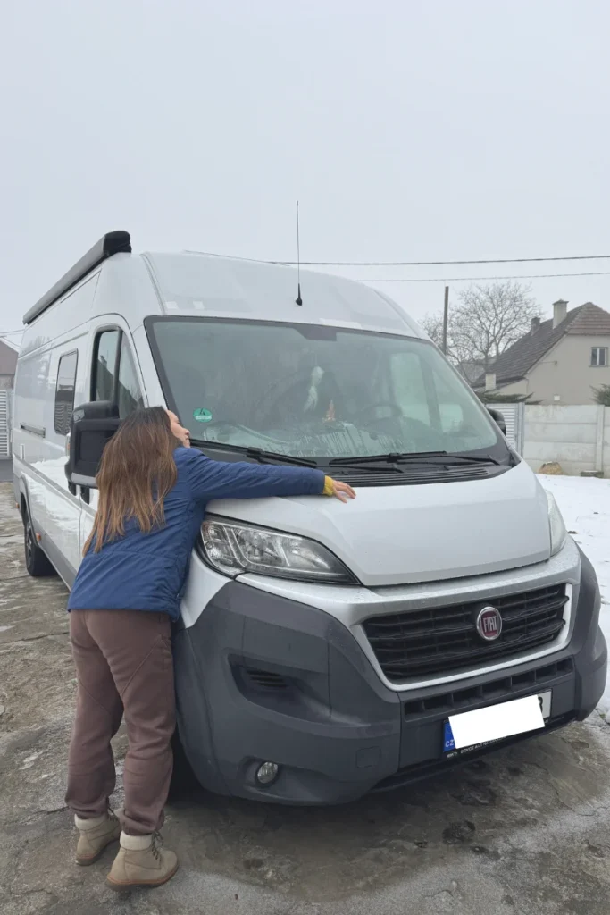 Niky objímá svoji dodávku Dory – symbol svobody a začátků vanlife